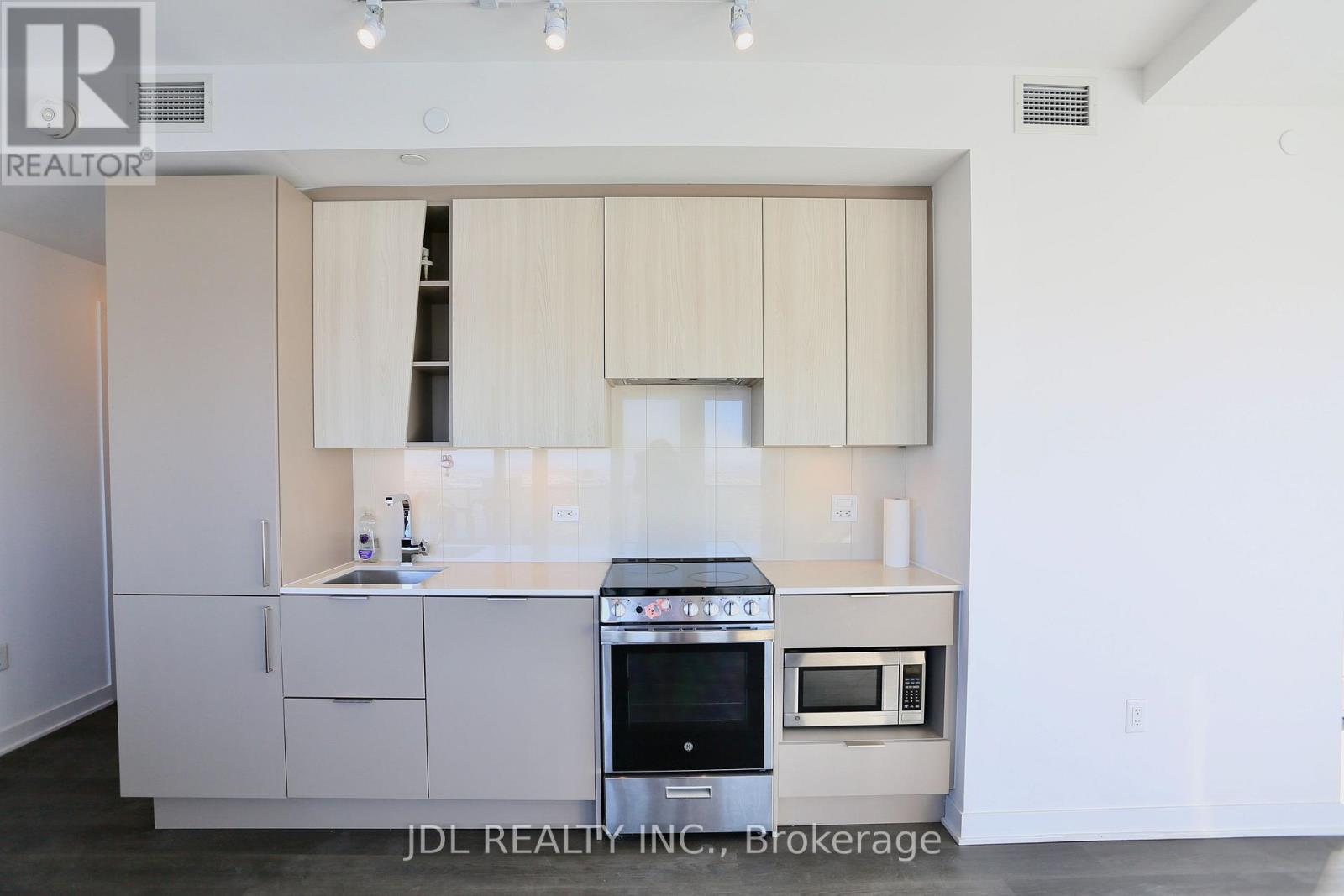 5609 - 3900 Confederation Parkway, Mississauga, Ontario  L5B 0M3 - Photo 10 - W12627068