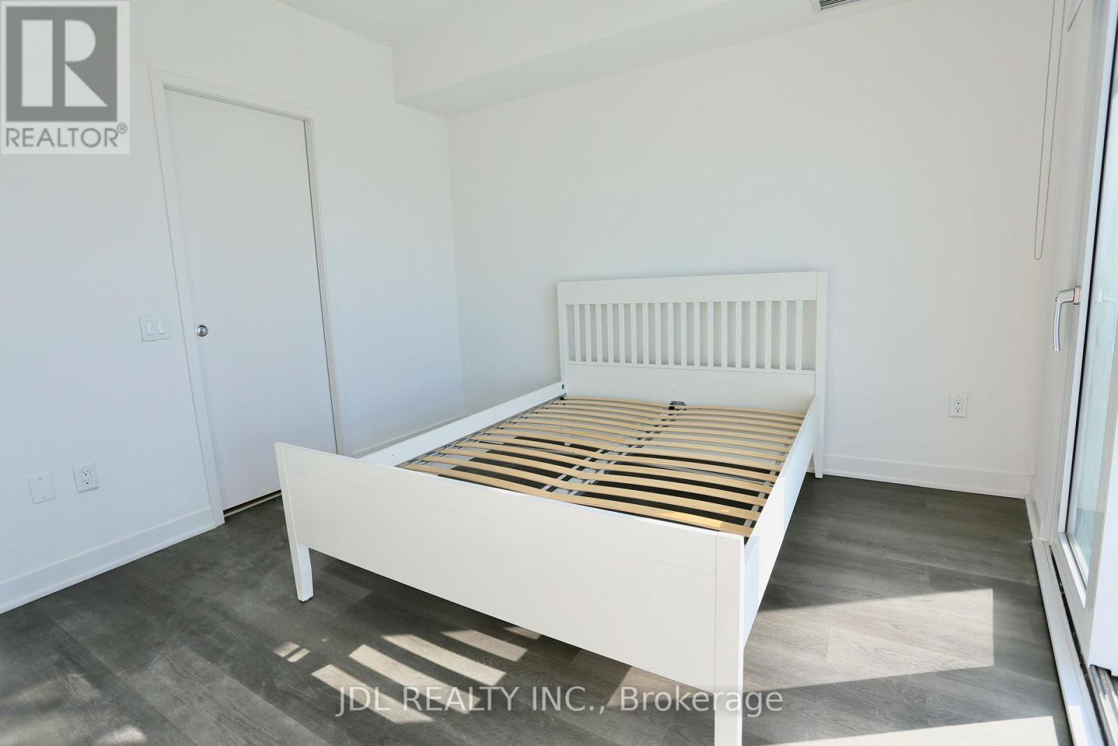 5609 - 3900 Confederation Parkway, Mississauga, Ontario  L5B 0M3 - Photo 11 - W12627068