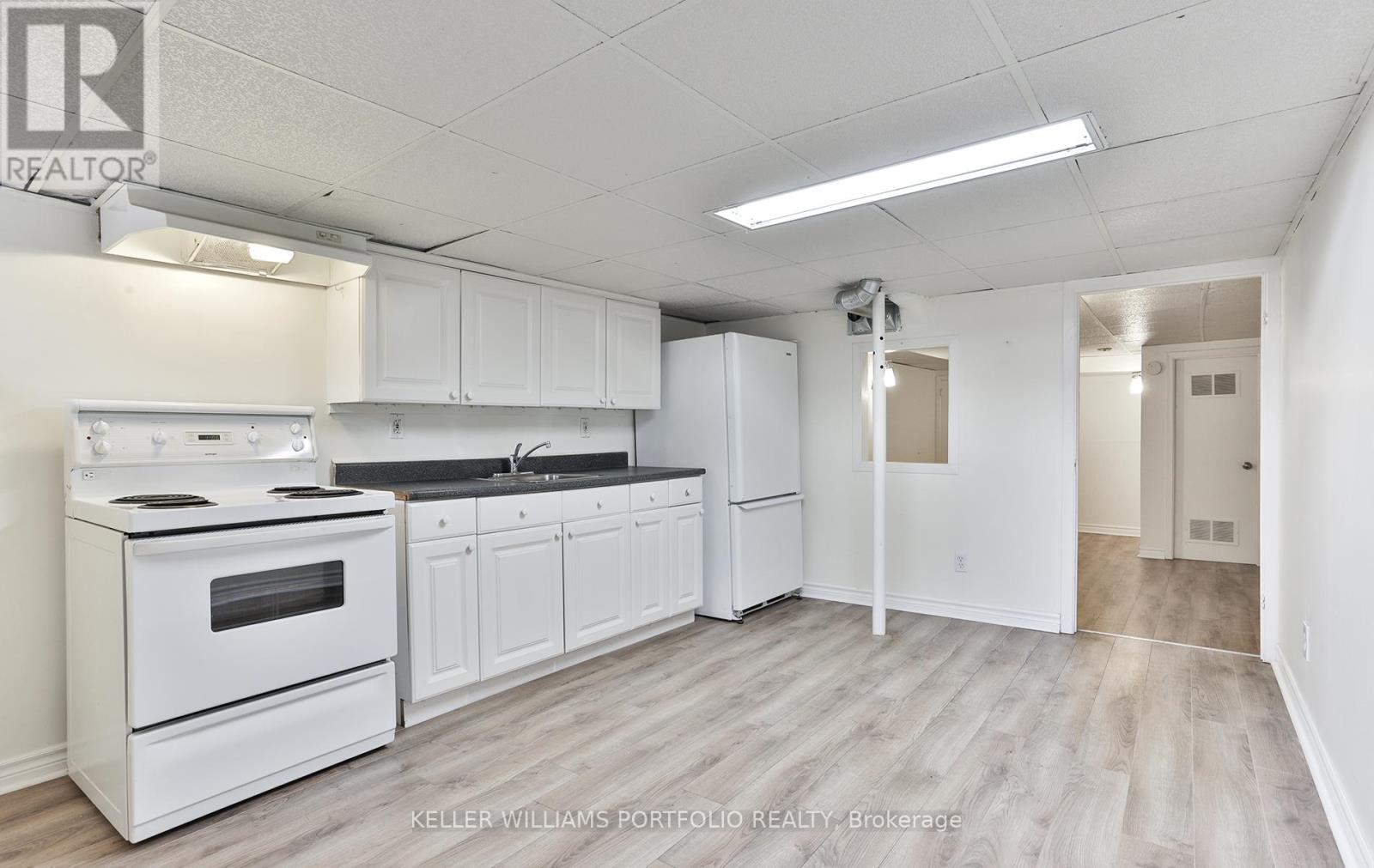 98 Uxbridge Avenue, Toronto (Weston-Pellam Park), Ontario  M6N 2Y4 - Photo 3 - W12770204