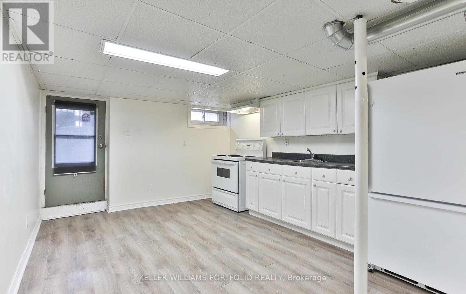 98 Uxbridge Avenue, Toronto (Weston-Pellam Park), Ontario  M6N 2Y4 - Photo 4 - W12770204