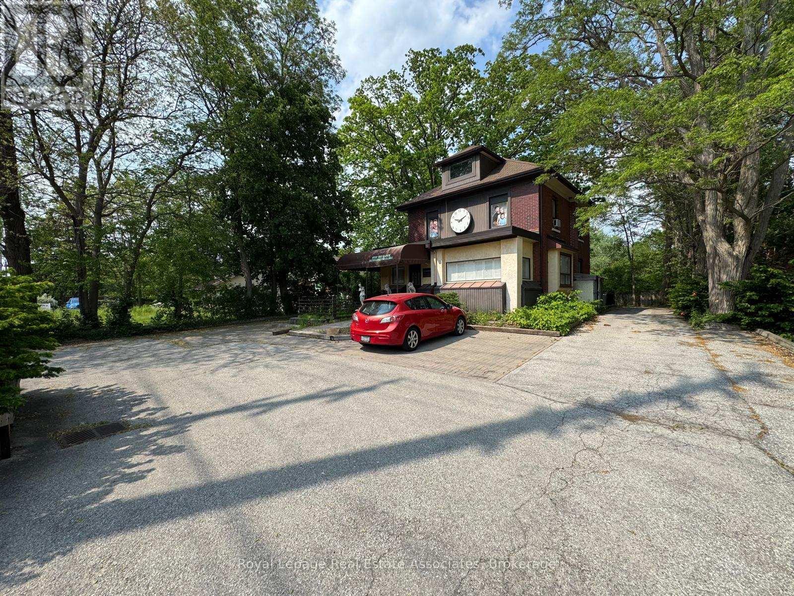 207 - 1553 Hurontario Street, Mississauga (Mineola), Ontario  L5G 3H7 - Photo 2 - W12770206