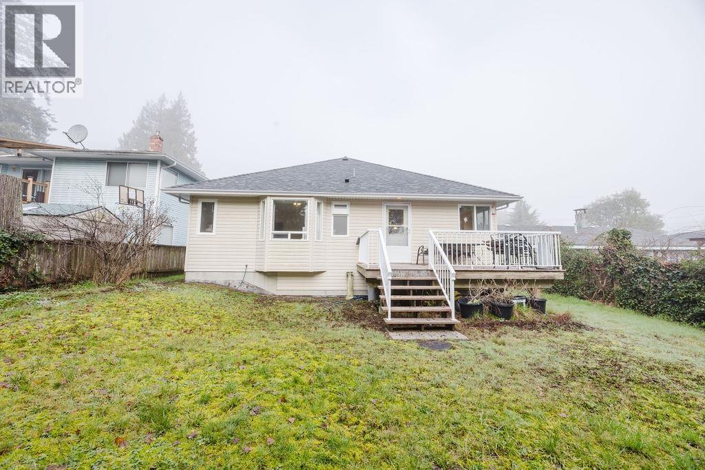 5809 Anchor Road, Sechelt, British Columbia  V7Z 0N3 - Photo 2 - R3087759