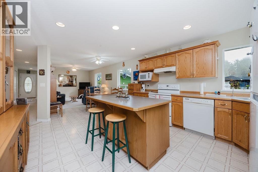 5809 Anchor Road, Sechelt, British Columbia  V7Z 0N3 - Photo 7 - R3087759