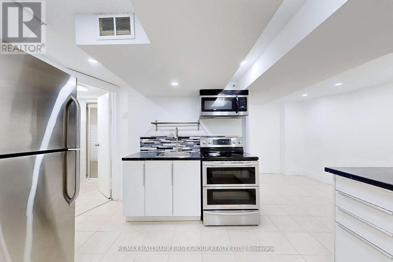 1 Bramwell Drive, Ajax (Central West), Ontario  L1S 5L1 - Photo 4 - E12770258