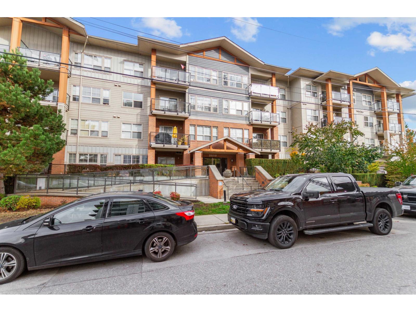 210 20219 54A AVENUE, Langley, British Columbia