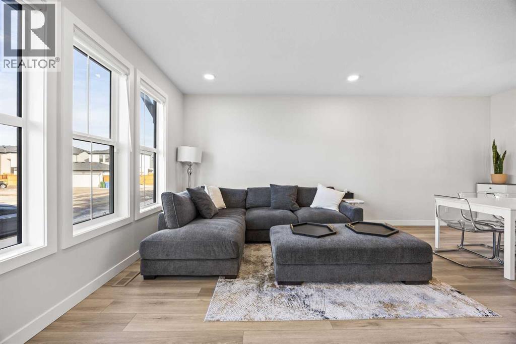 211 Silverton Glen Crescent Sw, Calgary, Alberta  T2X 5C1 - Photo 6 - A2284933