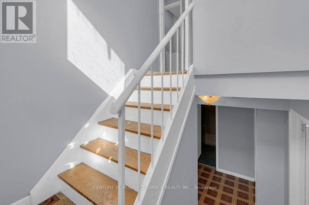 61 Primula Crescent, Toronto, Ontario  M9L 1J9 - Photo 35 - W12770294