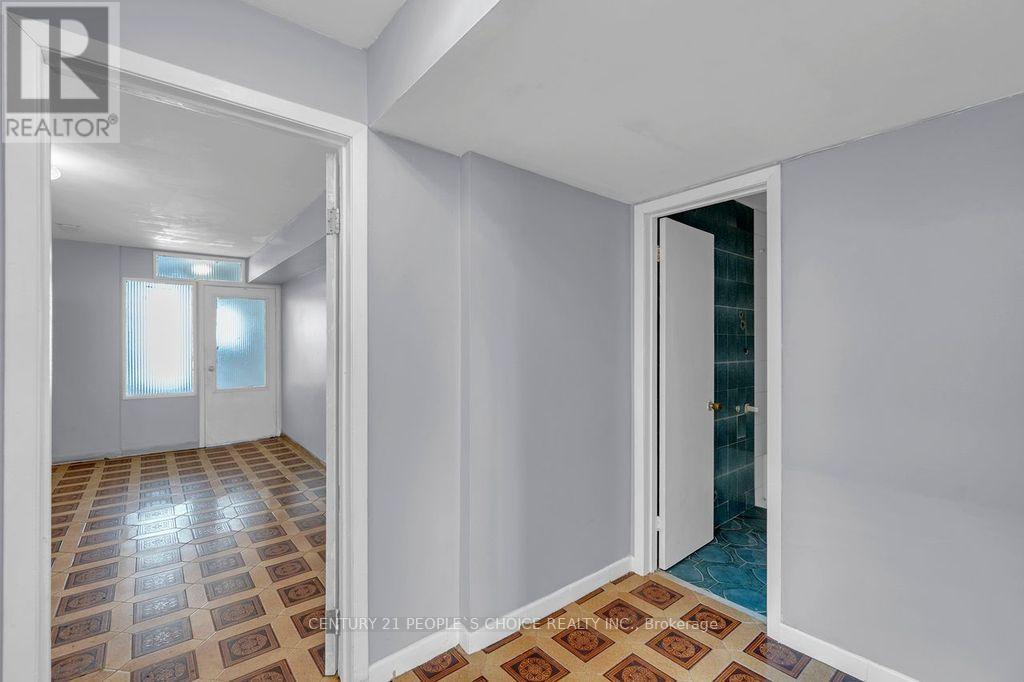 61 Primula Crescent, Toronto, Ontario  M9L 1J9 - Photo 37 - W12770294