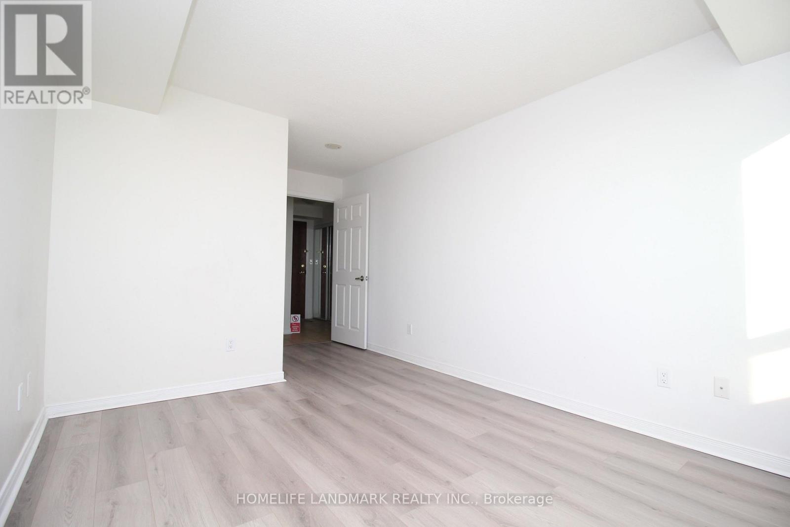 718 - 39 Oneida Crescent, Richmond Hill, Ontario  L4B 4T9 - Photo 10 - N12770340