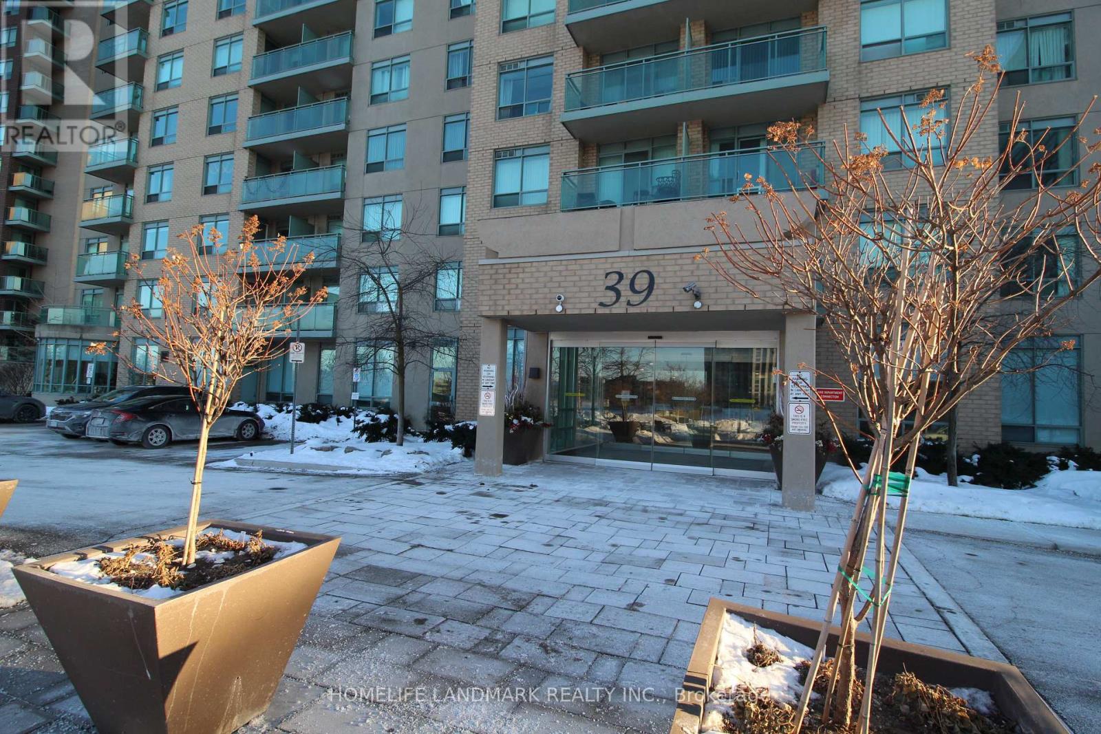 718 - 39 Oneida Crescent, Richmond Hill, Ontario  L4B 4T9 - Photo 2 - N12770340