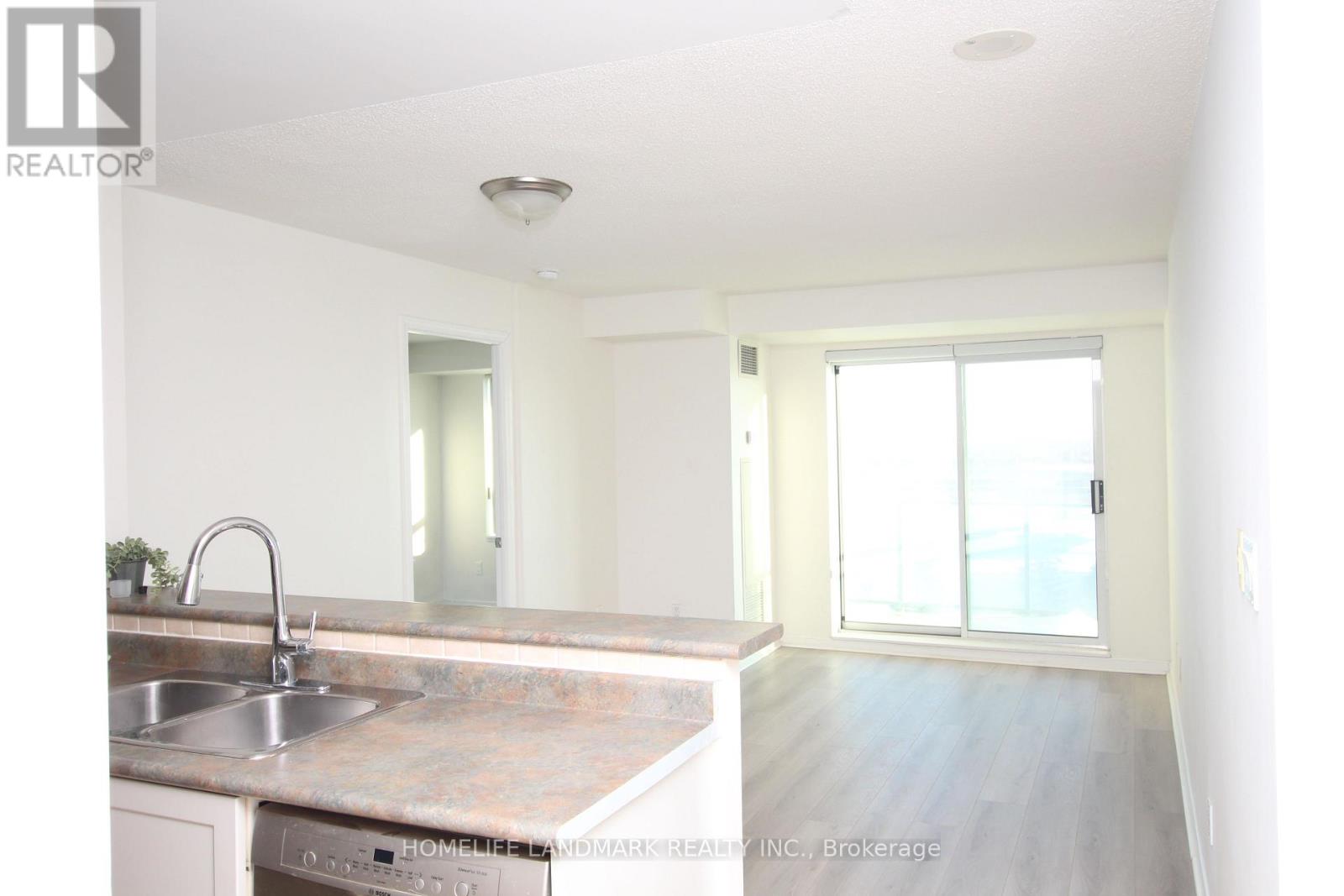 718 - 39 Oneida Crescent, Richmond Hill, Ontario  L4B 4T9 - Photo 3 - N12770340