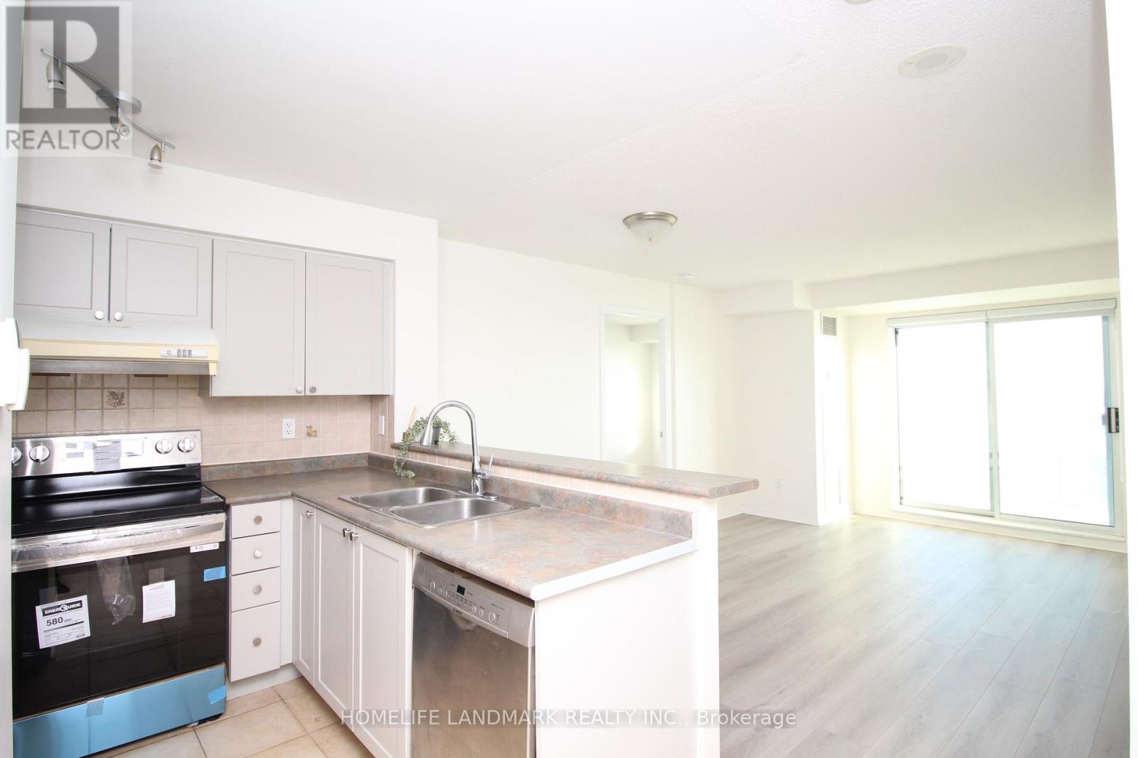 718 - 39 Oneida Crescent, Richmond Hill, Ontario  L4B 4T9 - Photo 4 - N12770340