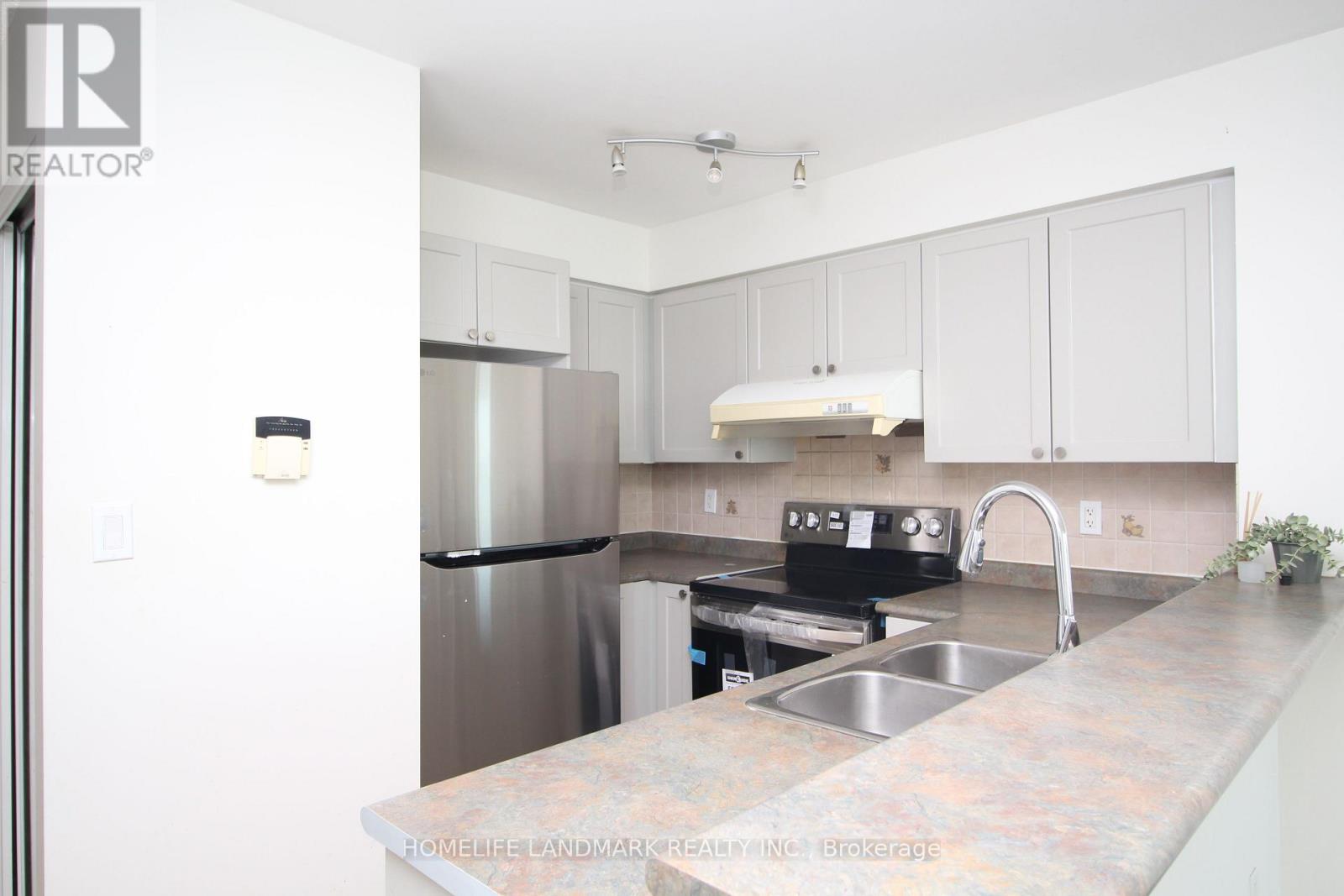 718 - 39 Oneida Crescent, Richmond Hill, Ontario  L4B 4T9 - Photo 5 - N12770340