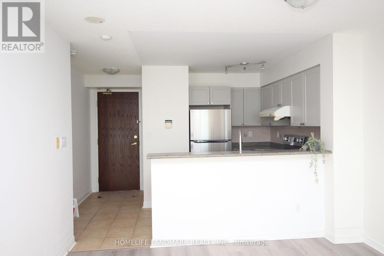 718 - 39 Oneida Crescent, Richmond Hill, Ontario  L4B 4T9 - Photo 7 - N12770340