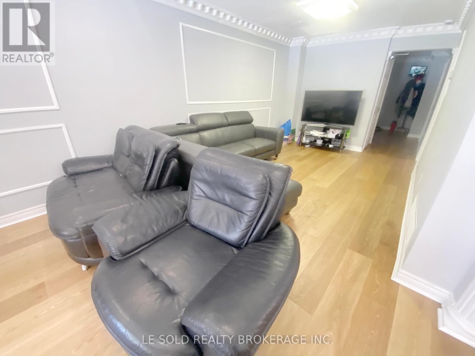 Upper - 110 Cimmaron Street, Markham (Middlefield), Ontario  L3S 2G7 - Photo 4 - N12770360