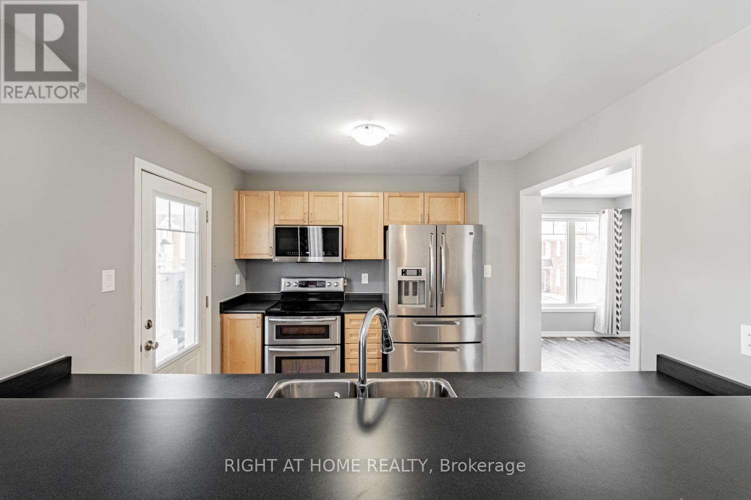 533 Cavanagh Lane, Milton, Ontario  L9T 8G4 - Photo 12 - W12770384