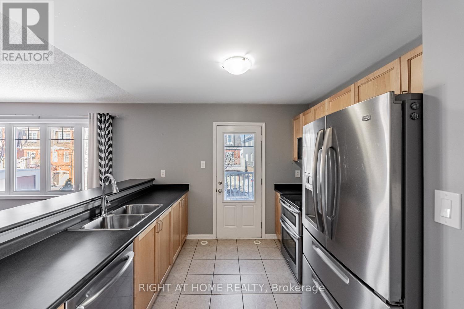 533 Cavanagh Lane, Milton, Ontario  L9T 8G4 - Photo 14 - W12770384