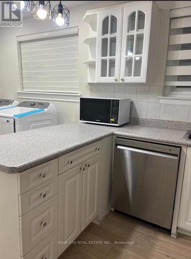 Upper - 1867 Sandgate Crescent, Mississauga, Ontario  L5J 2E7 - Photo 10 - W12770394