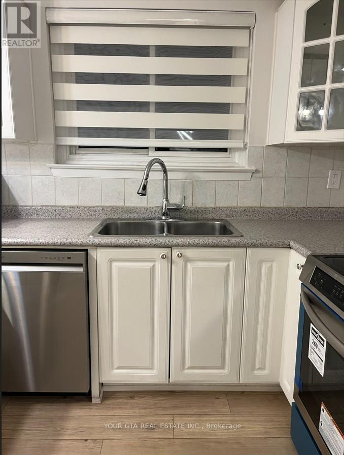 Upper - 1867 Sandgate Crescent, Mississauga, Ontario  L5J 2E7 - Photo 12 - W12770394