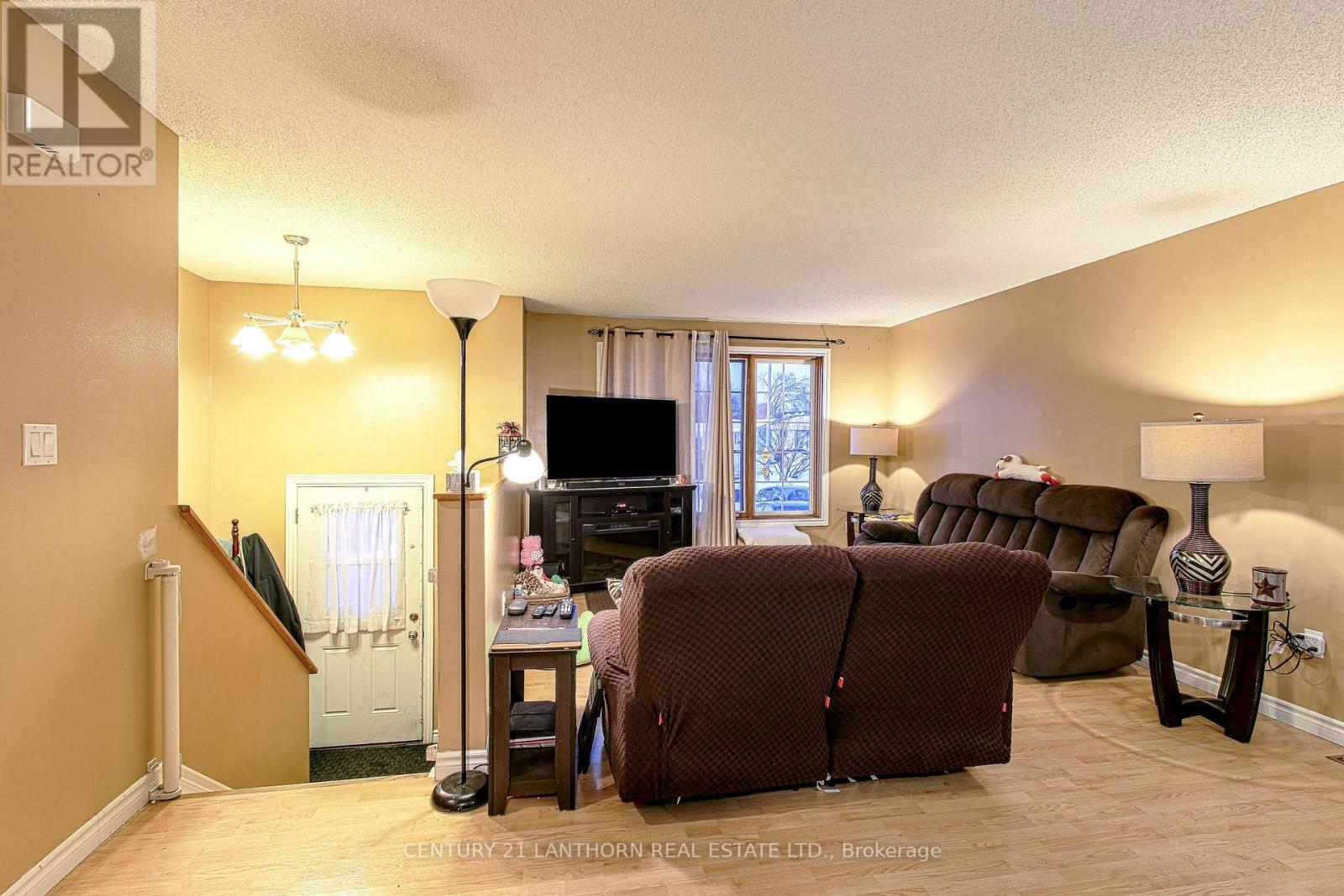 15 Birch Street, Quinte West (Trenton Ward), Ontario  K8V 1Y8 - Photo 4 - X12770454