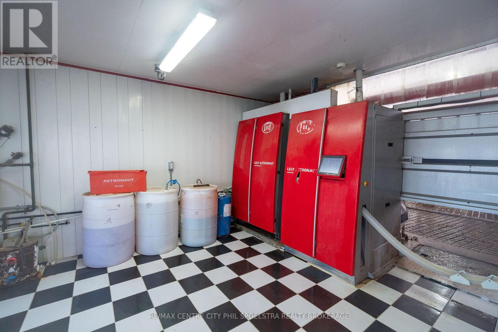 8548 Wellington Road, Mapleton, Ontario  N0G 2K0 - Photo 10 - X12770474