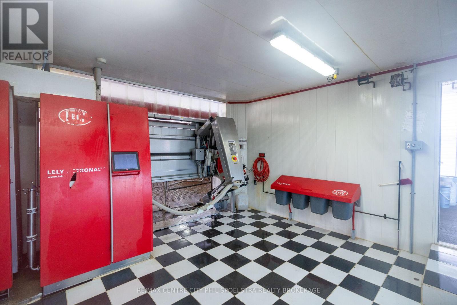 8548 Wellington Road, Mapleton, Ontario  N0G 2K0 - Photo 11 - X12770474