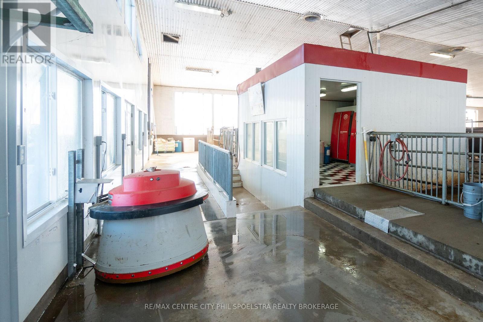 8548 Wellington Road, Mapleton, Ontario  N0G 2K0 - Photo 12 - X12770474