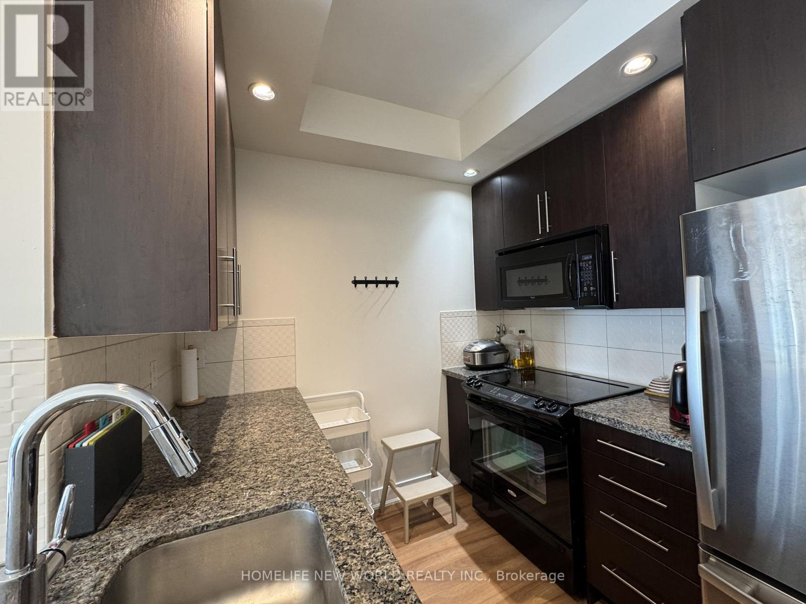 2004 - 28 Linden Street, Toronto, Ontario  M4Y 0A4 - Photo 10 - C12770534