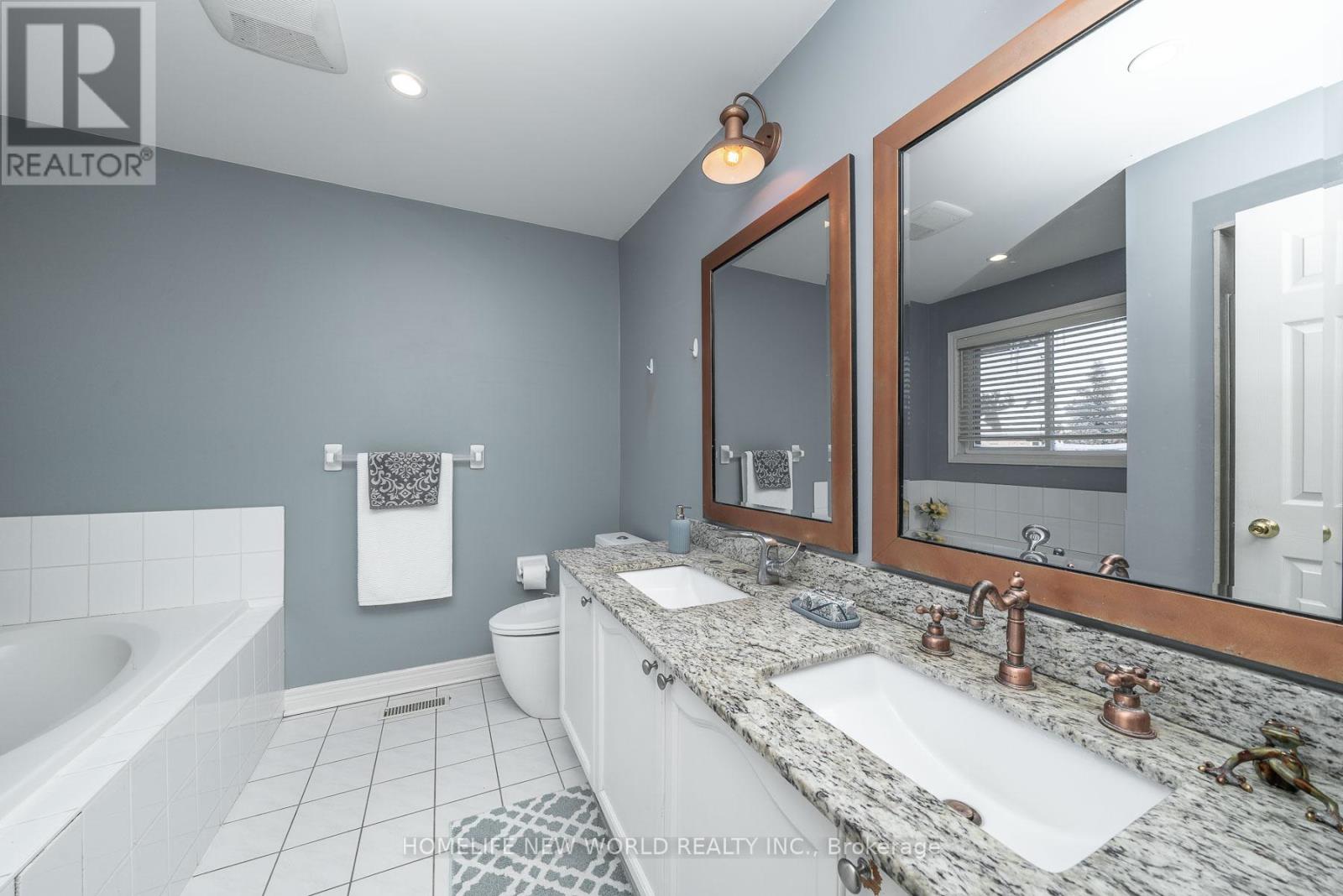 26 Cape Breton Court, Richmond Hill, Ontario  L4E 3W4 - Photo 23 - N12770568