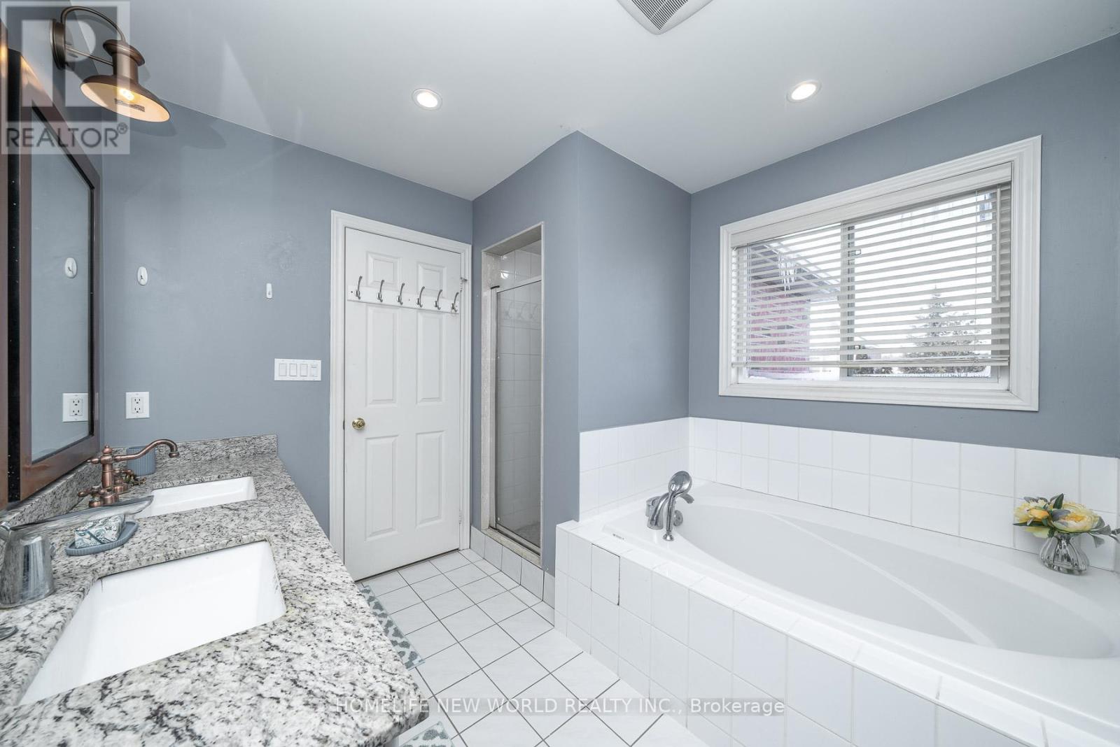 26 Cape Breton Court, Richmond Hill, Ontario  L4E 3W4 - Photo 24 - N12770568