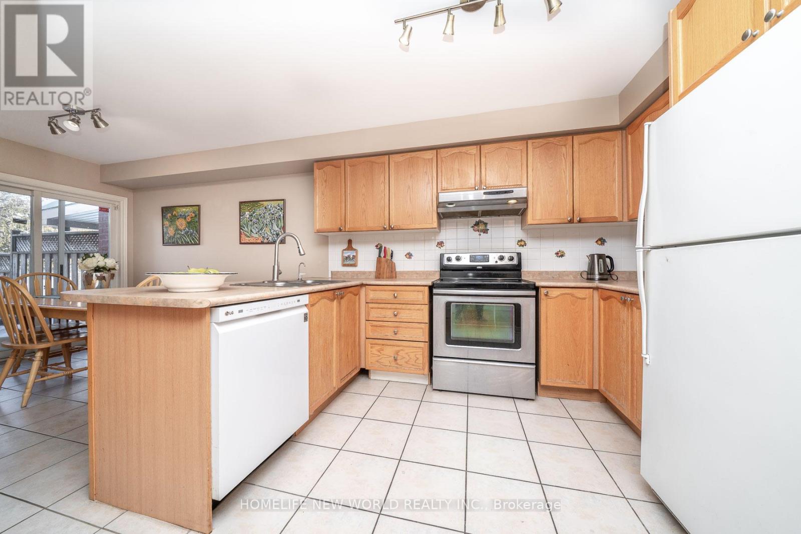 26 Cape Breton Court, Richmond Hill, Ontario  L4E 3W4 - Photo 8 - N12770568