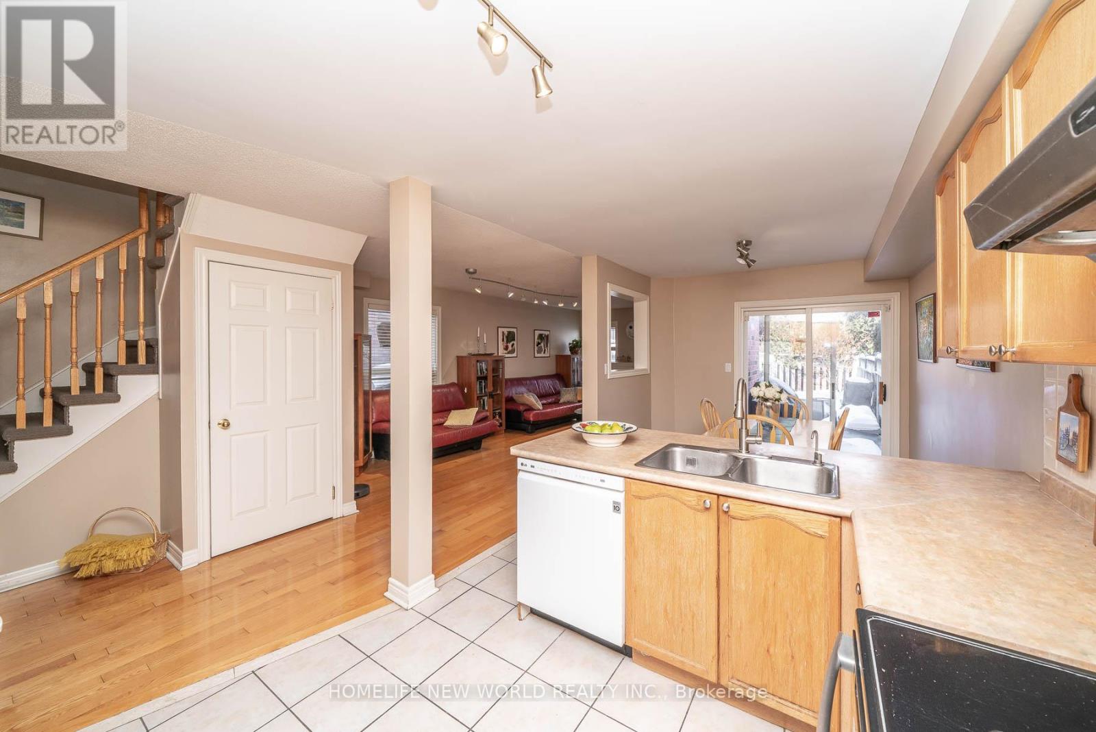 26 Cape Breton Court, Richmond Hill, Ontario  L4E 3W4 - Photo 9 - N12770568