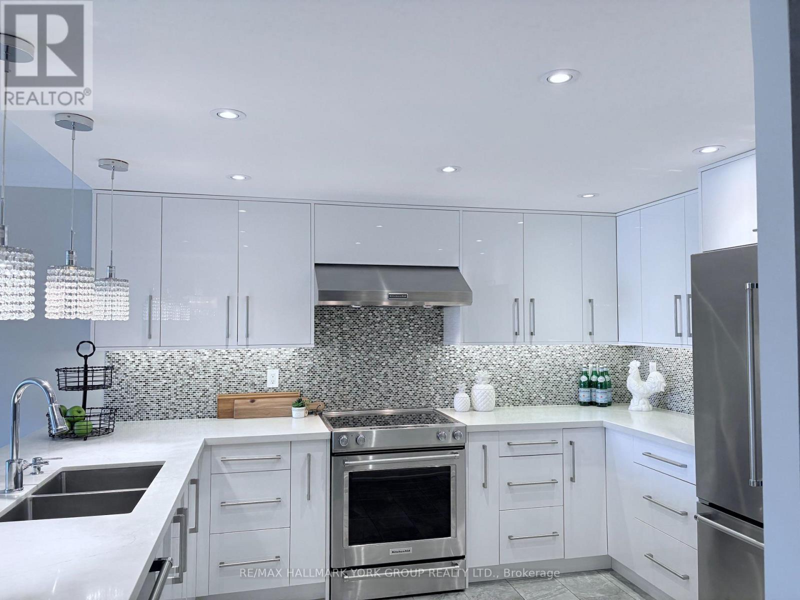 407 - 100 OBSERVATORY LANE, Richmond Hill, Ontario