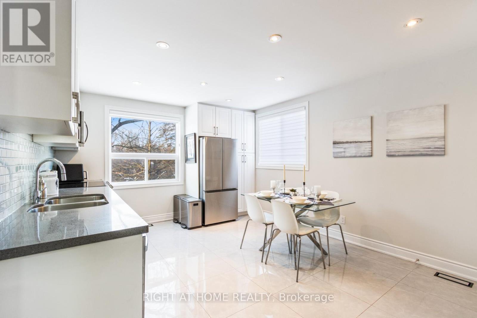 735 Srigley Street, Newmarket (Gorham-College Manor), Ontario  L3Y 1X6 - Photo 7 - N12756068