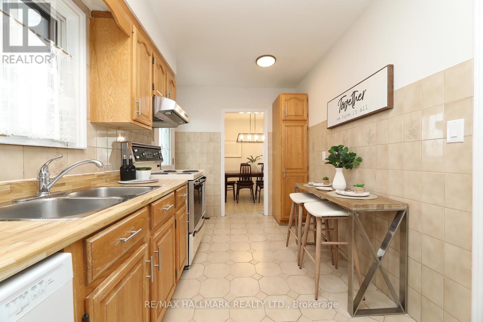 70 Lavington Drive, Toronto, Ontario  M9R 2H4 - Photo 13 - W12770562