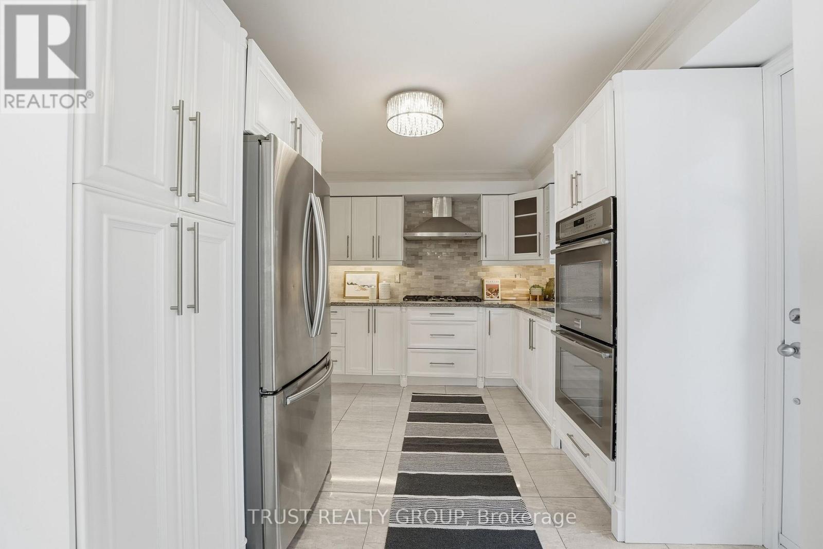 9 Del Ria Drive, Toronto, Ontario  M6L 1L9 - Photo 12 - W12770590