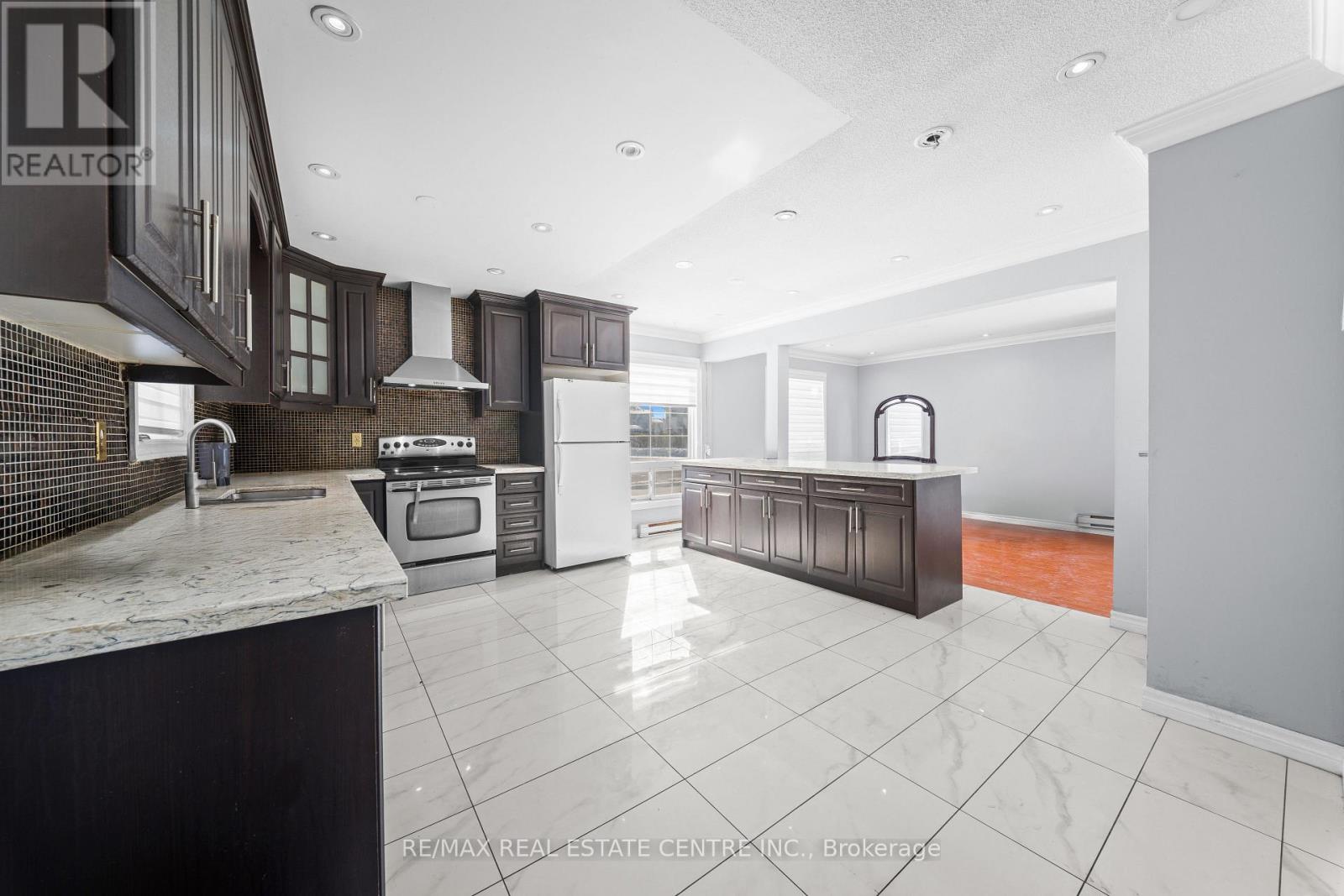 8 Golden Gate Drive, Brampton, Ontario  L6S 2K5 - Photo 7 - W12770220