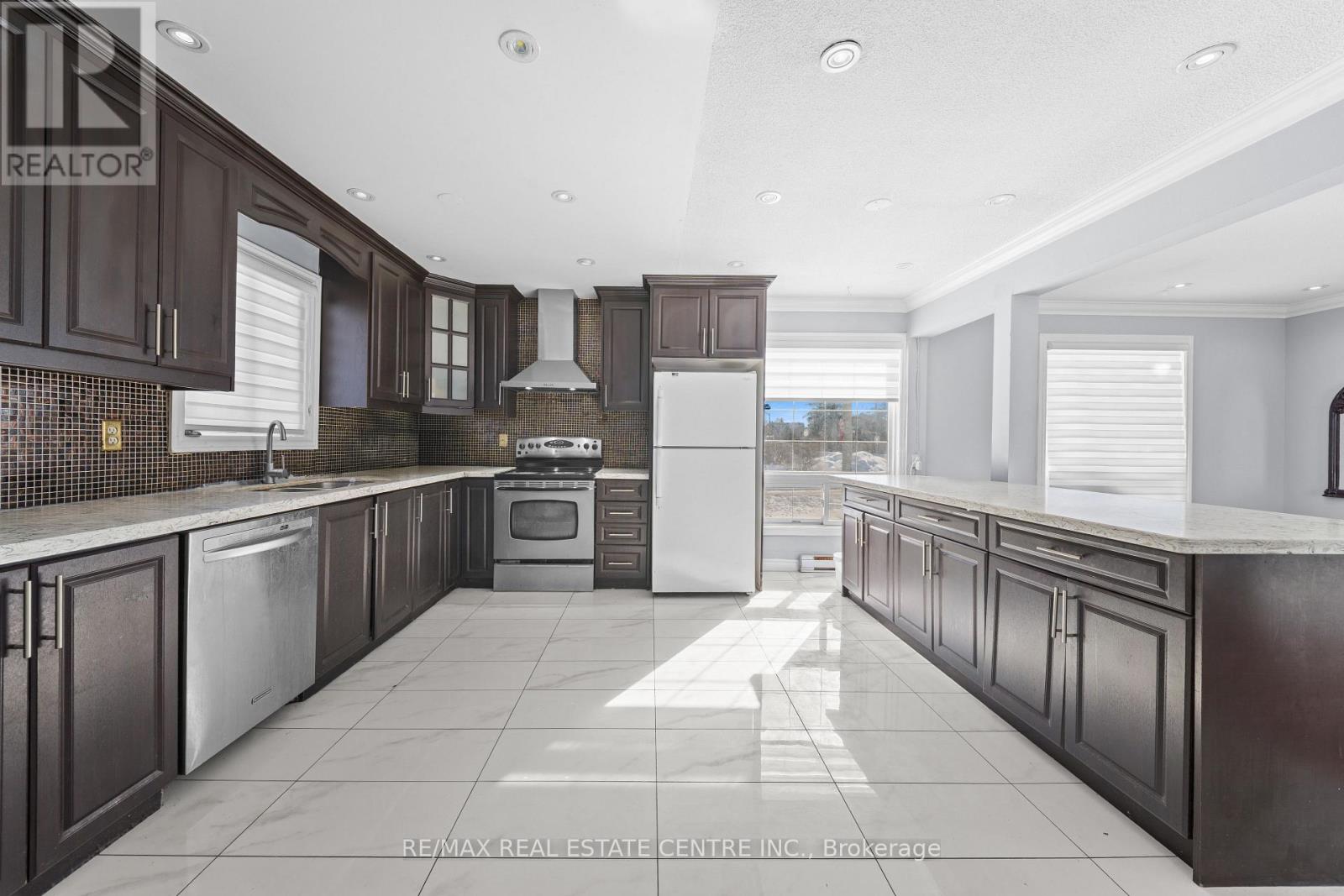 8 Golden Gate Drive, Brampton, Ontario  L6S 2K5 - Photo 6 - W12770220