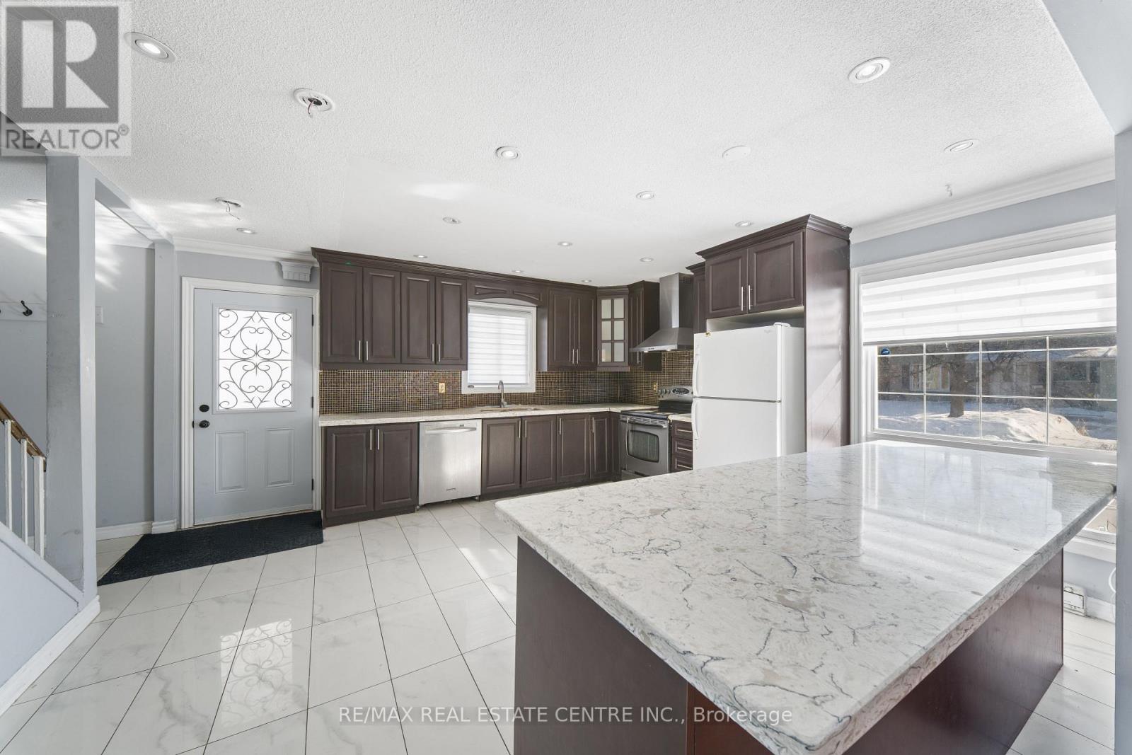 8 Golden Gate Drive, Brampton, Ontario  L6S 2K5 - Photo 2 - W12770220