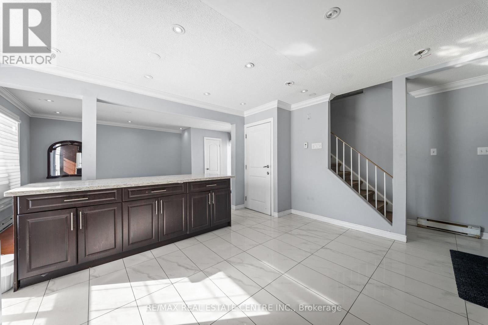 8 Golden Gate Drive, Brampton, Ontario  L6S 2K5 - Photo 4 - W12770220