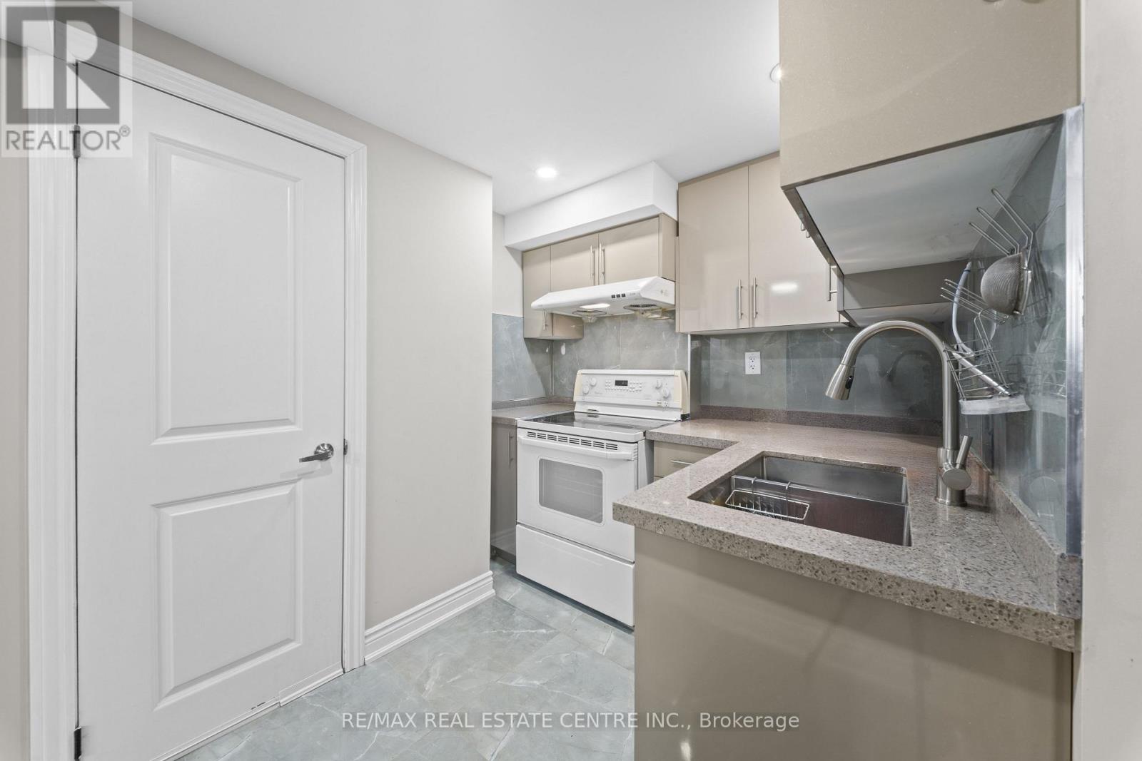 8 Golden Gate Drive, Brampton, Ontario  L6S 2K5 - Photo 30 - W12770220