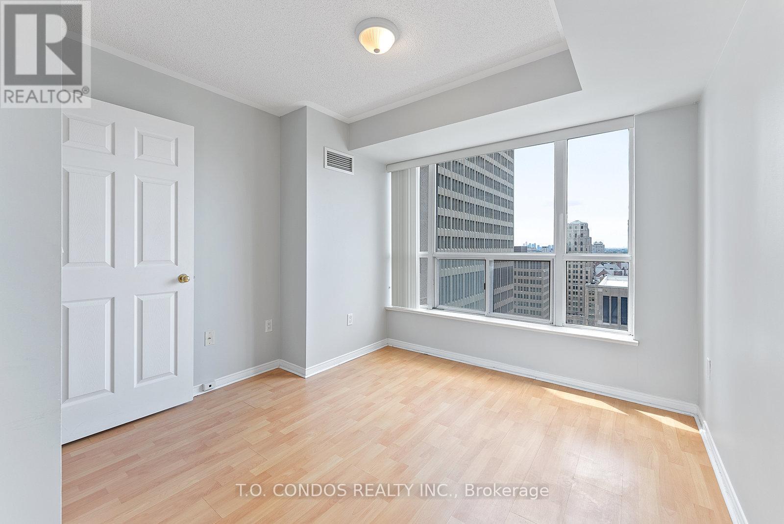 2002 - 909 Bay Street, Toronto, Ontario  M5S 3G2 - Photo 17 - C12770200