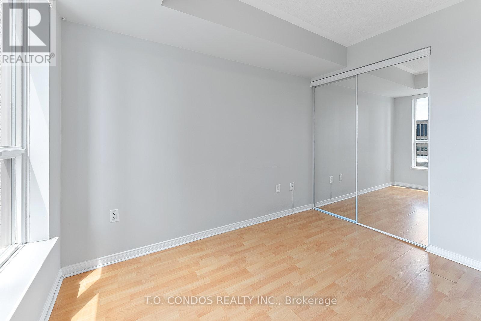 2002 - 909 Bay Street, Toronto, Ontario  M5S 3G2 - Photo 18 - C12770200