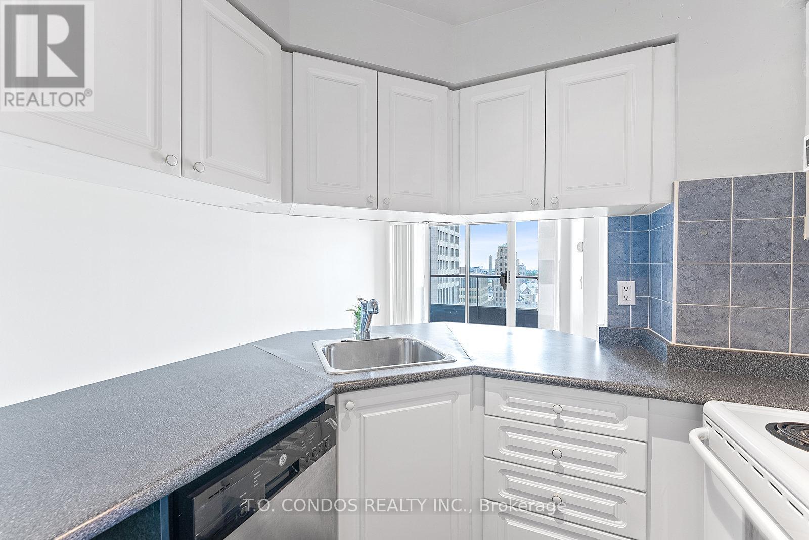 2002 - 909 Bay Street, Toronto, Ontario  M5S 3G2 - Photo 13 - C12770200