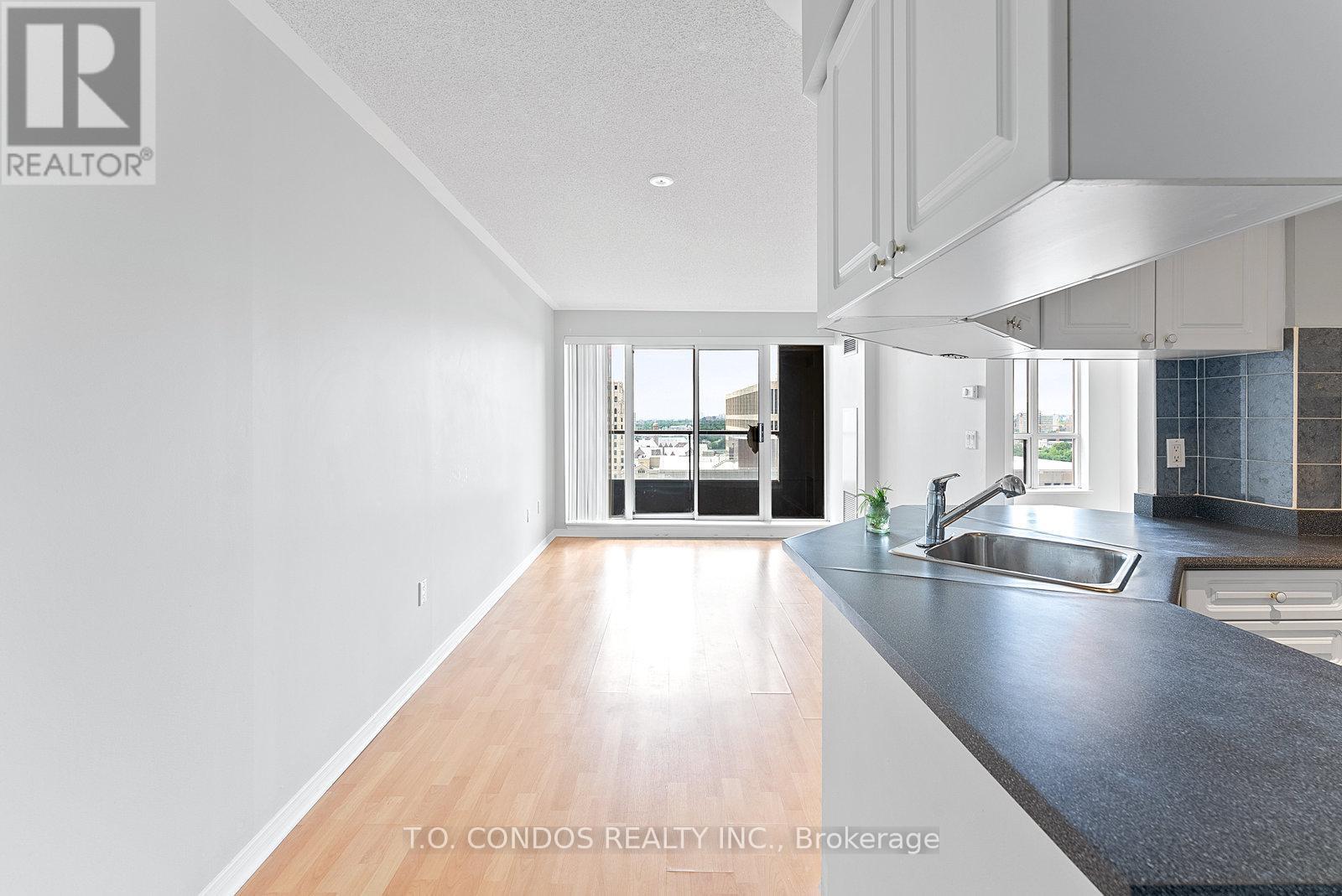 2002 - 909 Bay Street, Toronto, Ontario  M5S 3G2 - Photo 3 - C12770200