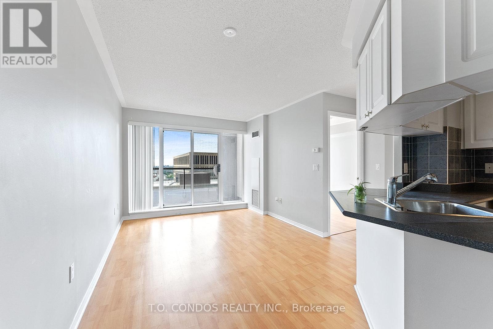 2002 - 909 Bay Street, Toronto, Ontario  M5S 3G2 - Photo 5 - C12770200