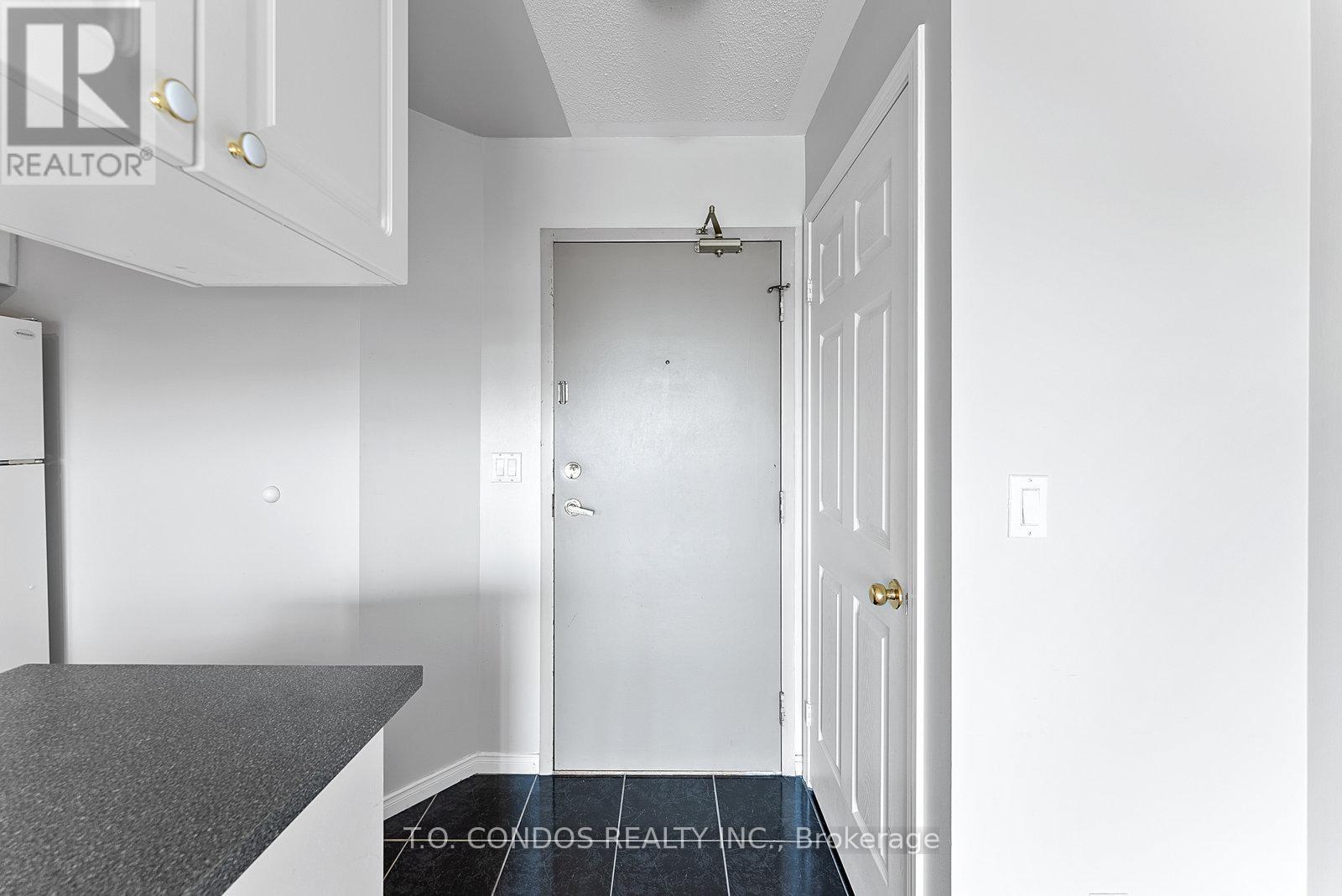 2002 - 909 Bay Street, Toronto, Ontario  M5S 3G2 - Photo 4 - C12770200