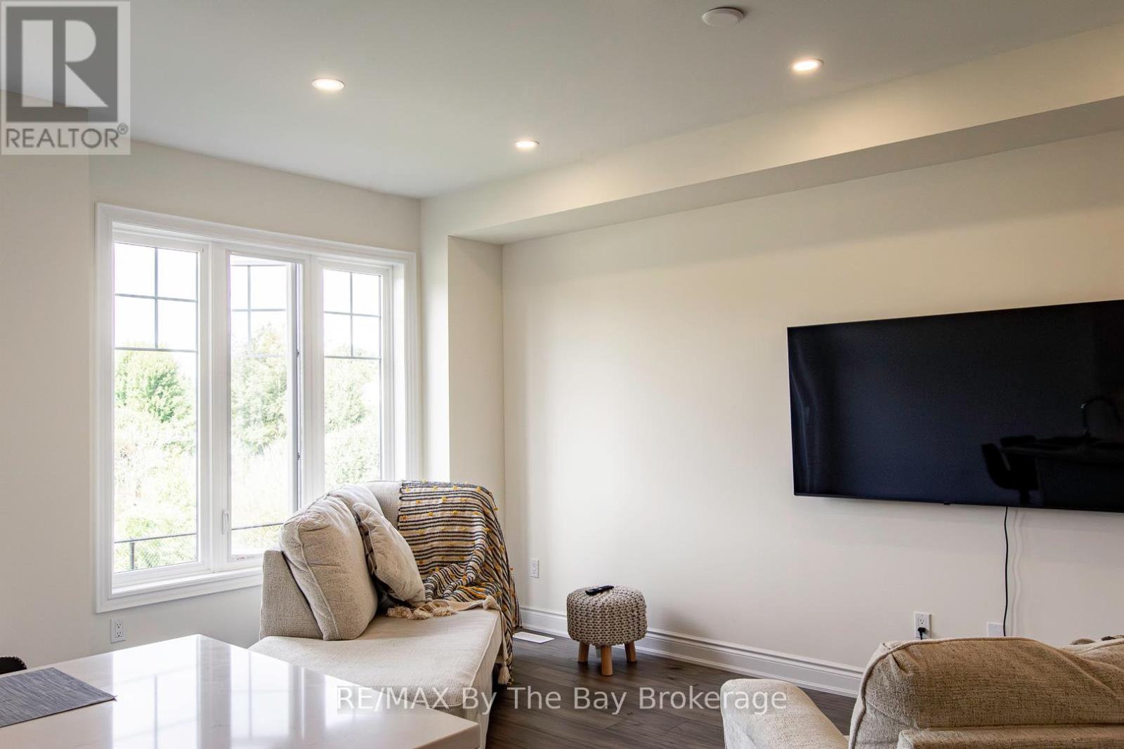 18 Little River Crossing, Wasaga Beach, Ontario  L9Z 0J8 - Photo 3 - S12770812