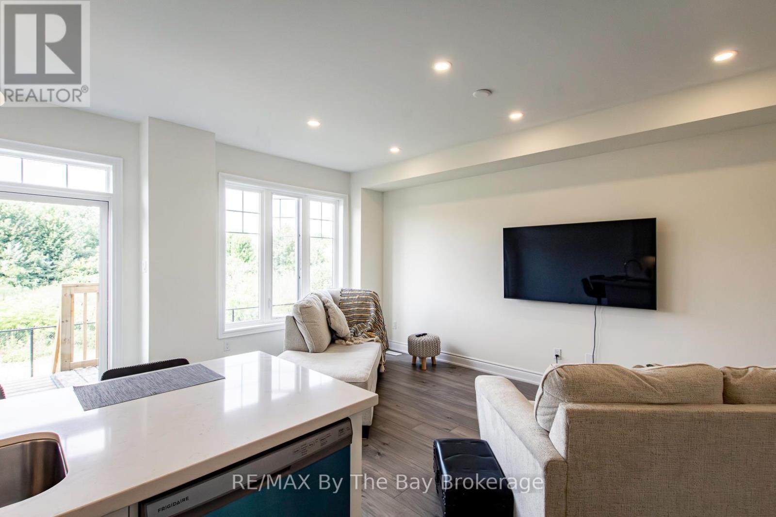 18 Little River Crossing, Wasaga Beach, Ontario  L9Z 0J8 - Photo 4 - S12770812