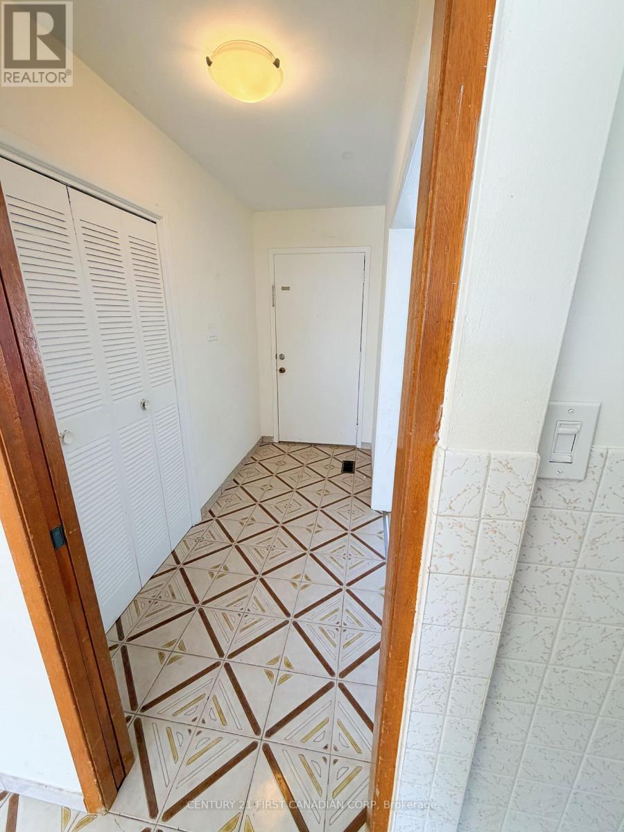 37 Stormont Drive, London South, Ontario  N5Z 3Z4 - Photo 2 - X12770744